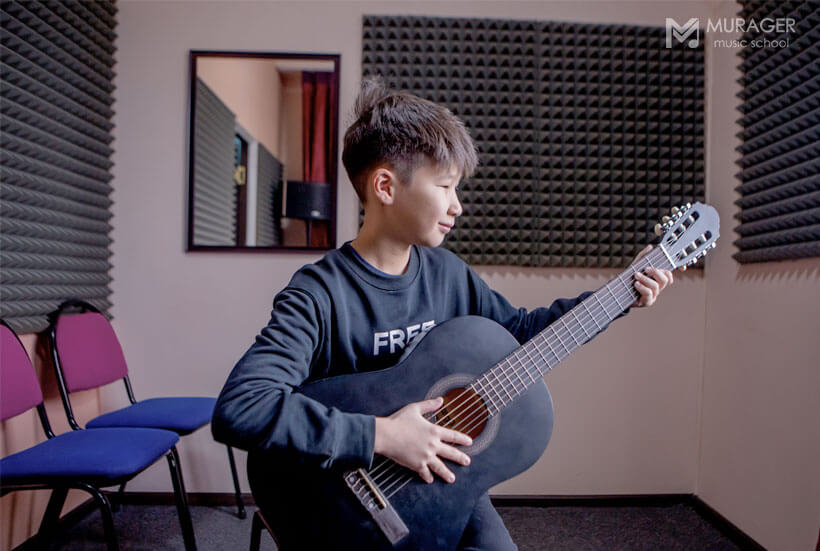 научиться играть гитаре